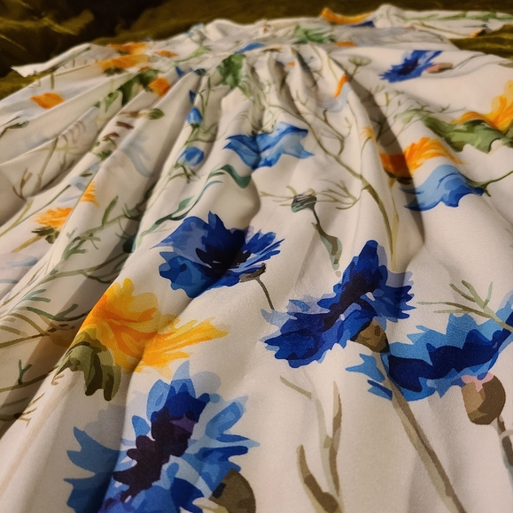 Light floaty flower dress - Picture 2 of 9